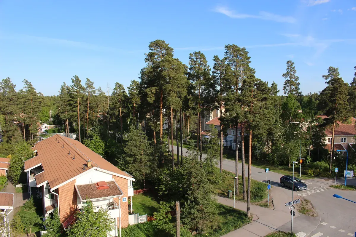 Villor på rymliga tomter bland tallar i Sävja, Uppsala