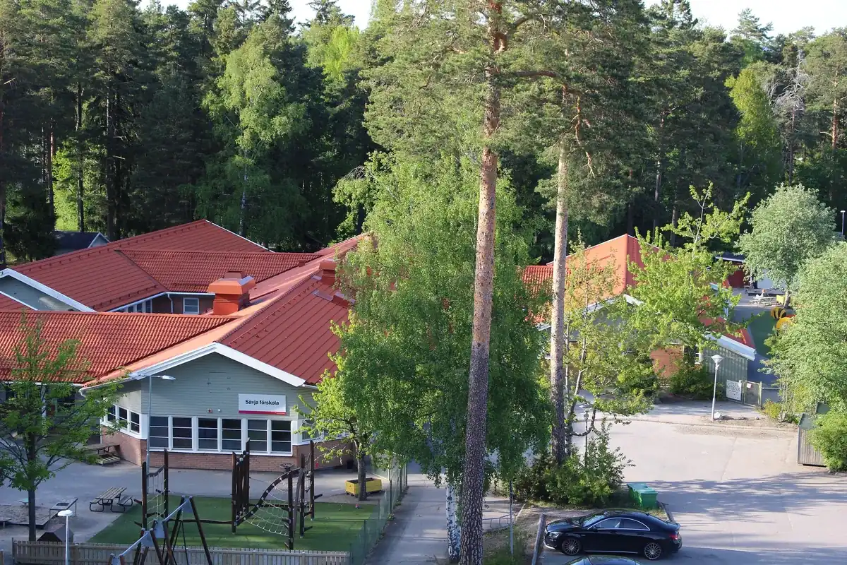 Villor med stora trädgårdar och höga tallar i Sävja, Uppsala